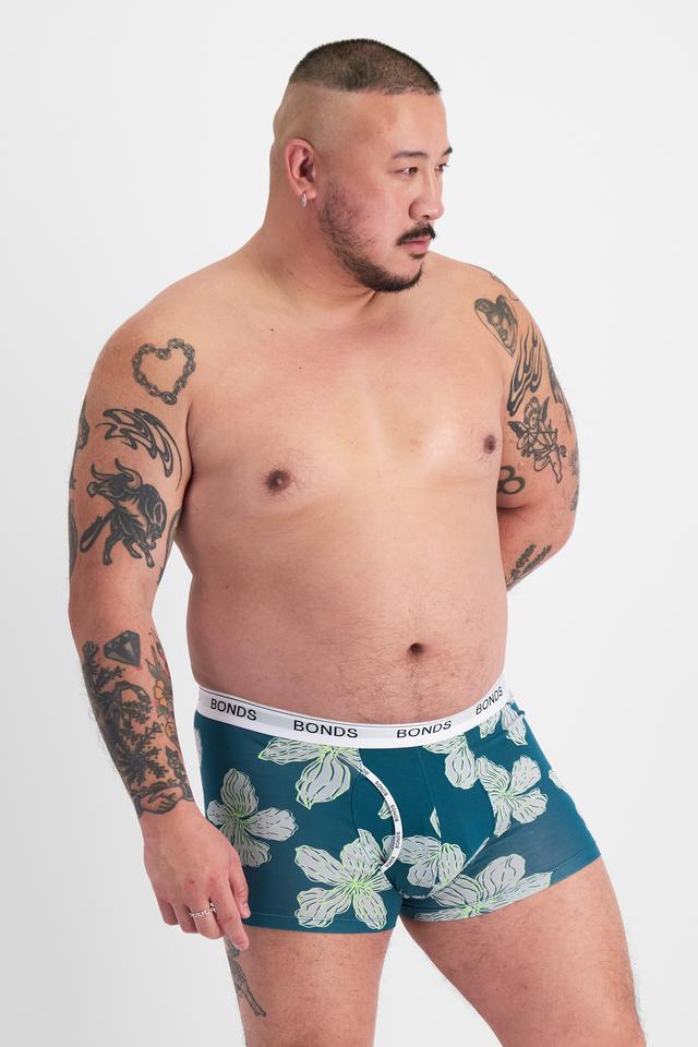 Mike (He/Him) wears size XL and is 180cm tall with 120cm chest and 96cm waist