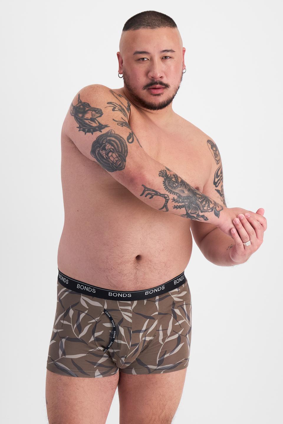 Mike (He/Him) wears size XL and is 180cm tall with 120cm chest and 96cm waist