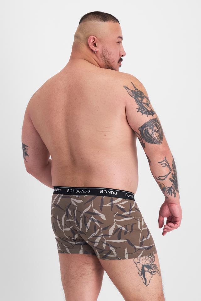 Mike (He/Him) wears size XL and is 180cm tall with 120cm chest and 96cm waist