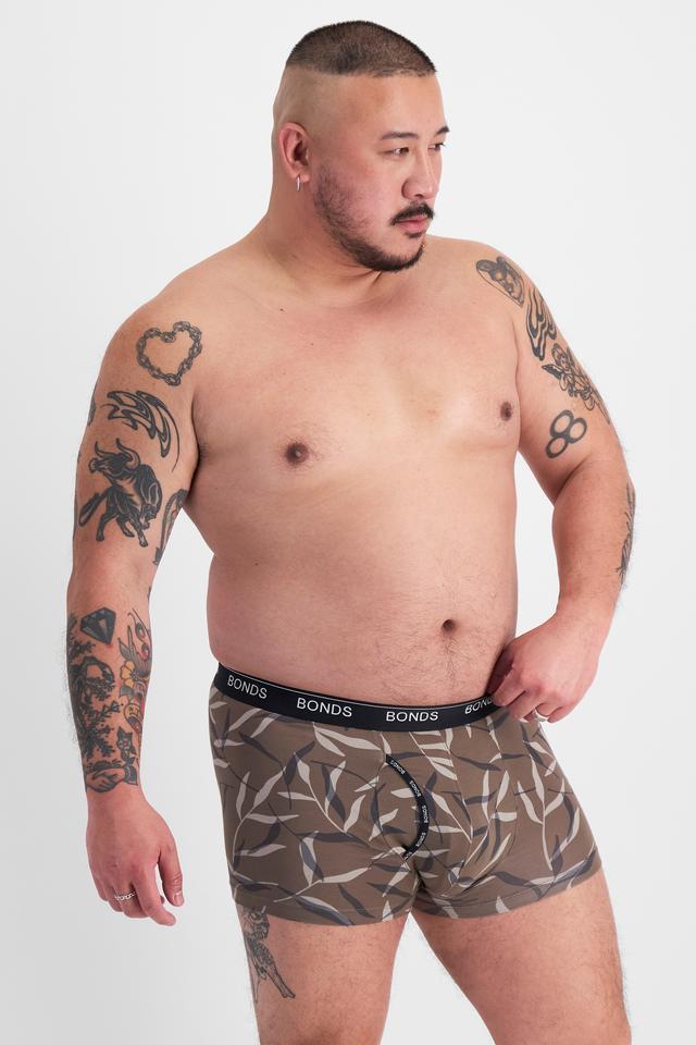 Mike (He/Him) wears size XL and is 180cm tall with 120cm chest and 96cm waist