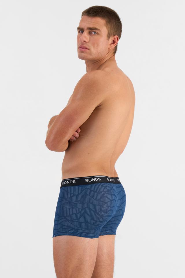 Charlie (He/Him) wears size M and is 183cm tall with 104cm chest and 85cm waist