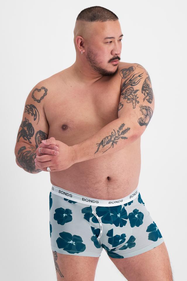 Mike (He/Him) wears size XL and is 180cm tall with 120cm chest and 96cm waist