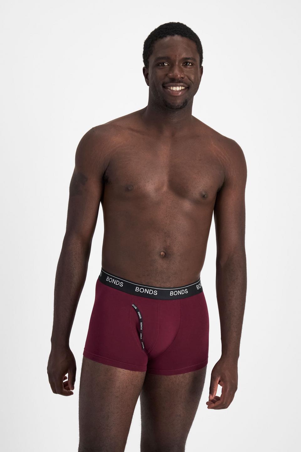 Emmanuel (He/Him) wears size M and is 183cm tall with 97cm chest and 81cm waist