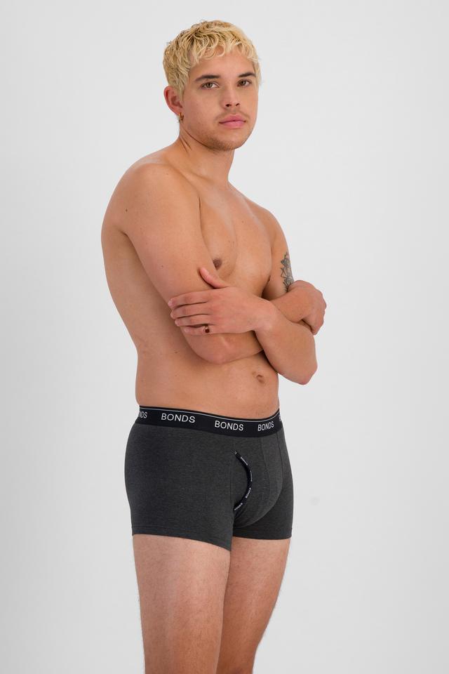 TOBIAS (He/Him) wears size M and is 187cm tall with 93cm chest and 78cm waist