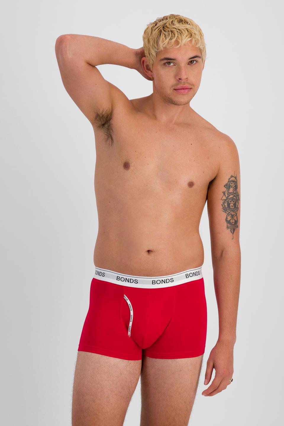 TOBIAS (He/Him) wears size M and is 187cm tall with 93cm chest and 78cm waist