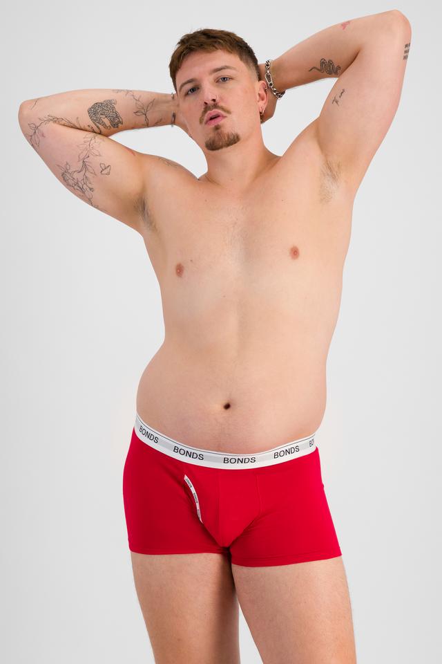 Jake (He/Him) wears size XL and is 195cm tall with 115cm chest and 106cm waist