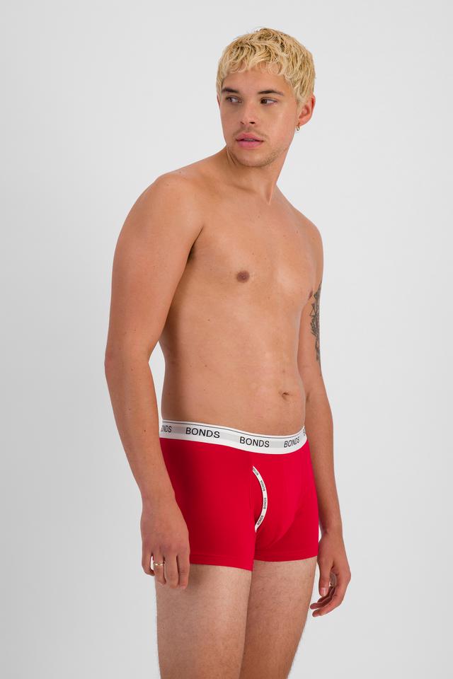 TOBIAS (He/Him) wears size M and is 187cm tall with 93cm chest and 78cm waist