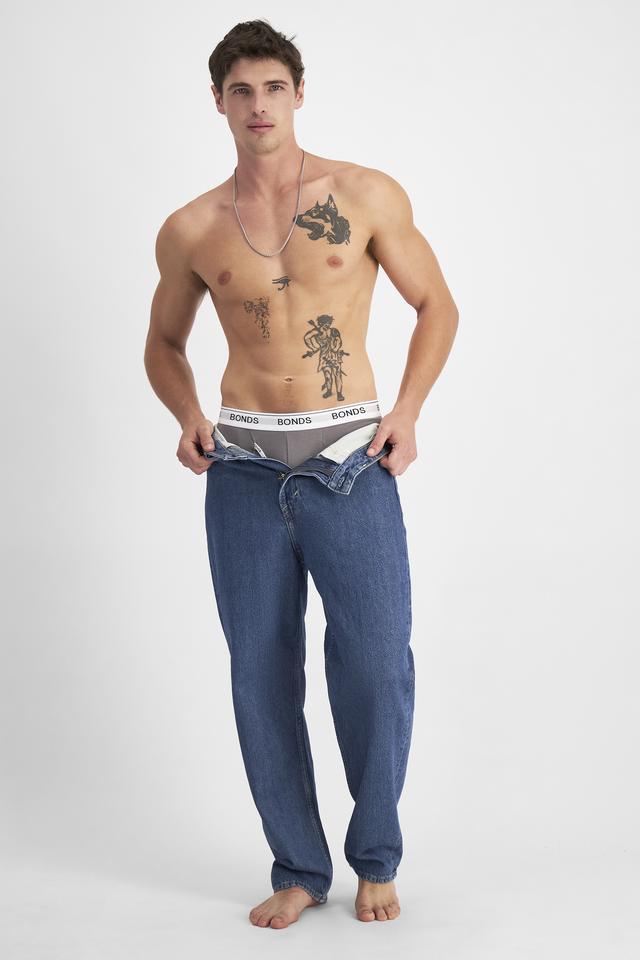 JOSH (He/Him) wears size M and is 185.48cm tall with 99cm chest and 81cm waist