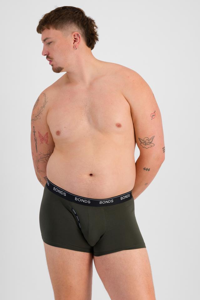 Jake (He/Him) wears size XL and is 195cm tall with 115cm chest and 106cm waist