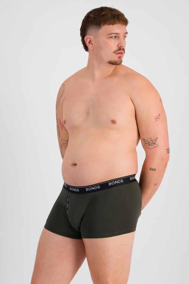 Jake (He/Him) wears size XL and is 195cm tall with 115cm chest and 106cm waist