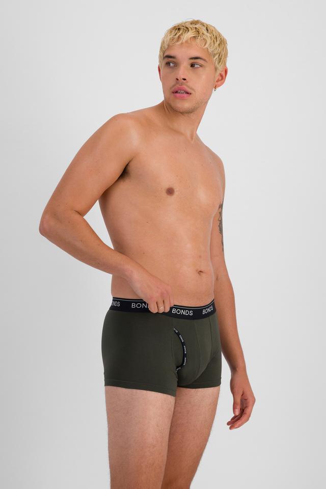 TOBIAS (He/Him) wears size M and is 187cm tall with 93cm chest and 78cm waist