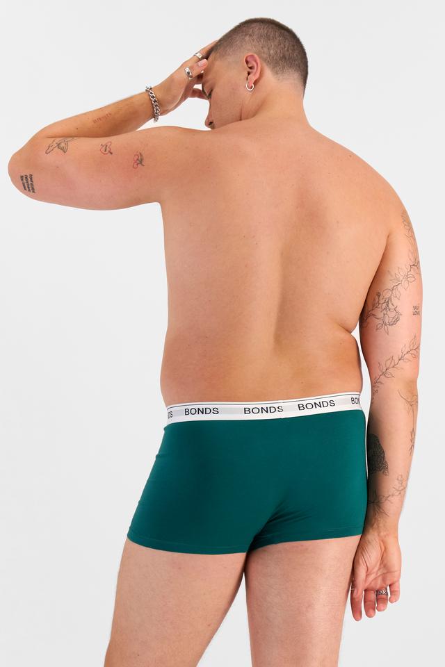 Jake (He/Him) wears size XL and is 195cm tall with 115.57cm chest and 106.68cm waist