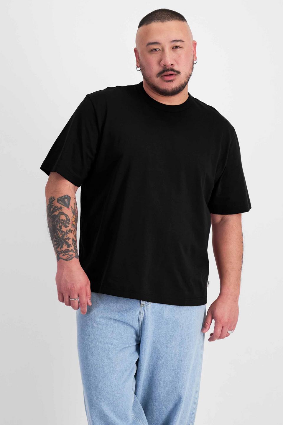 Mike (He/Him) wears size XL and is 180cm tall with 120cm chest and 96cm waist