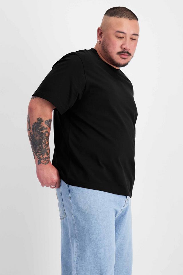 Mike (He/Him) wears size XL and is 180cm tall with 120cm chest and 96cm waist