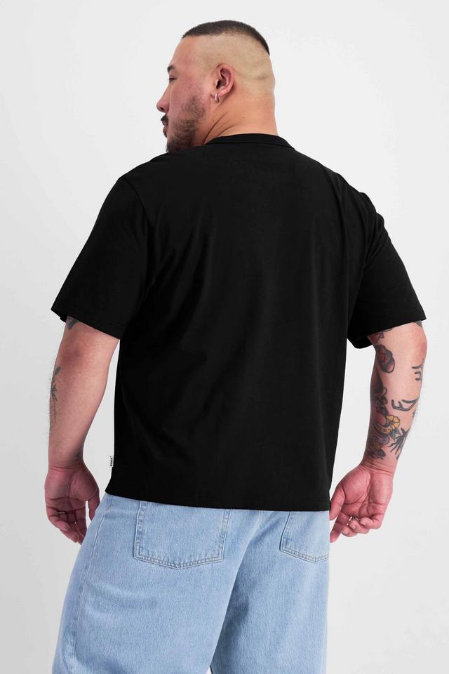Mike (He/Him) wears size XL and is 180cm tall with 120cm chest and 96cm waist