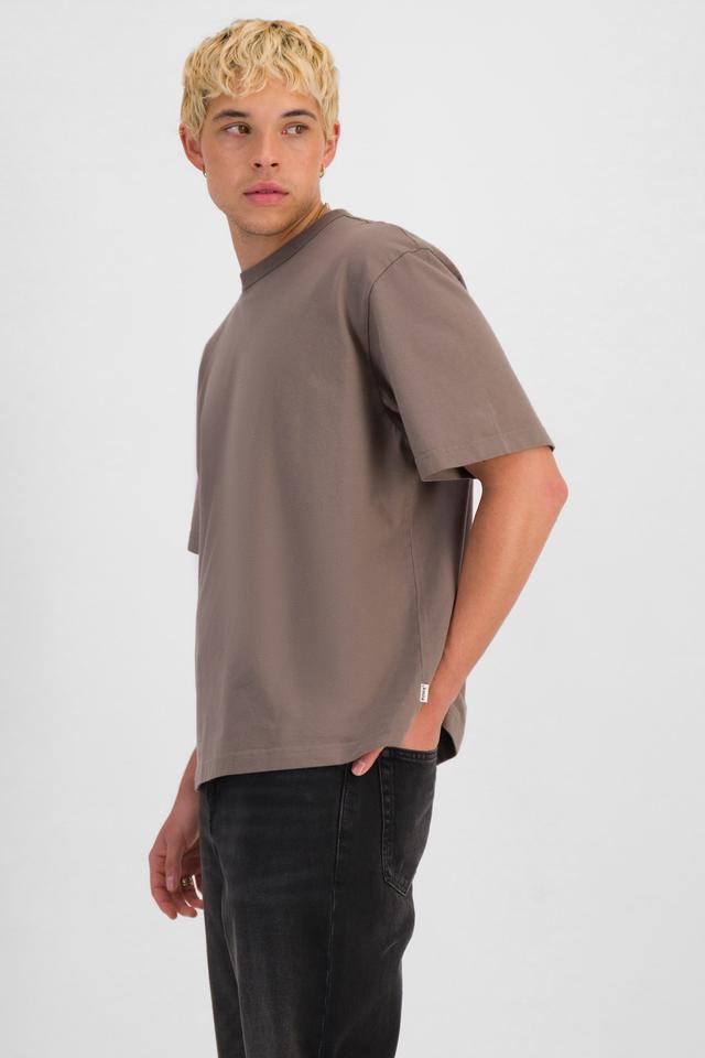 TOBIAS (He/Him) wears size M and is 187cm tall with 93cm chest and 78cm waist
