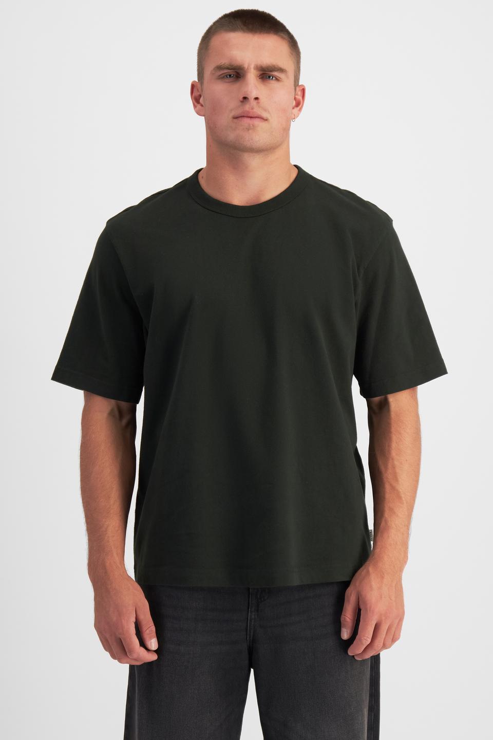 Charlie (He/Him) Wears Size M And Is 183cm Tall With 104cm Chest And 85cm Waist