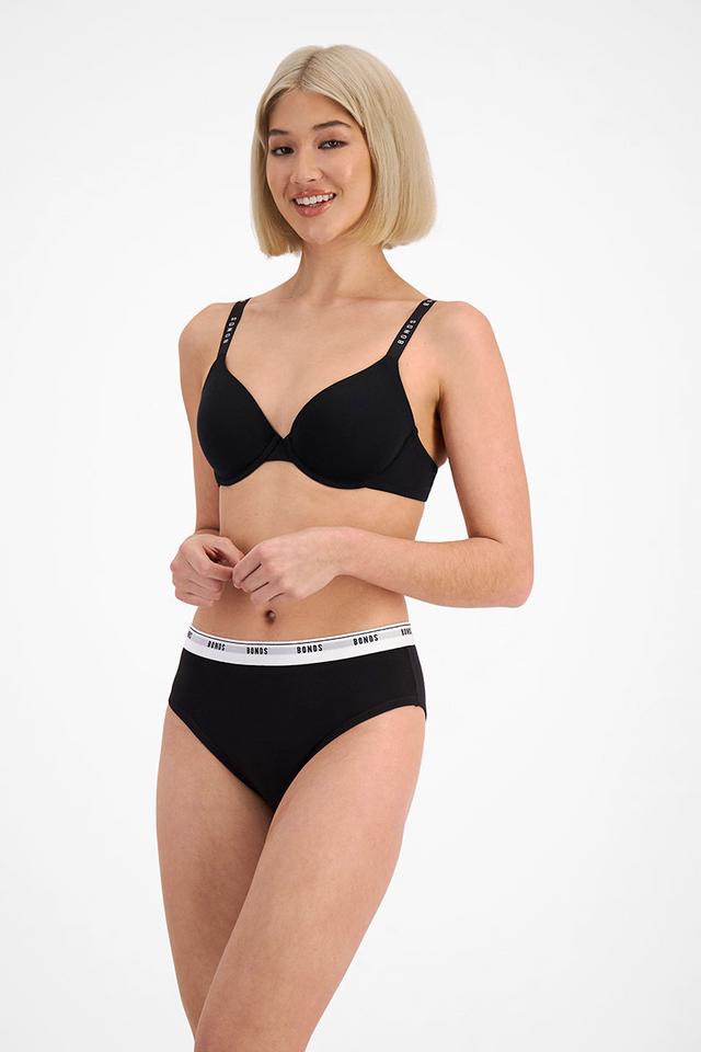 Rhiannan (She/Her) wears size 8 and is 175cm tall