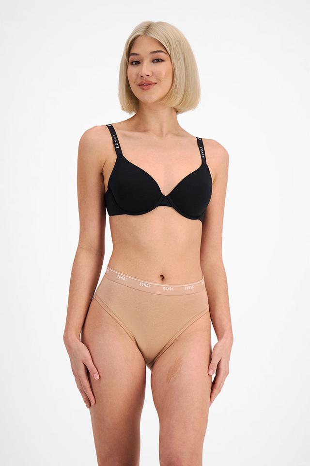 Rhiannan (She/Her) wears size 8 and is 175cm tall