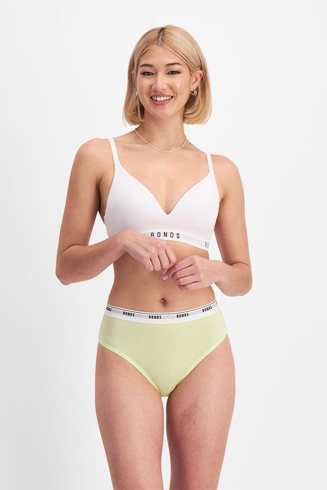 Rhiannan (She/Her) wears size 10 and is 175cm tall