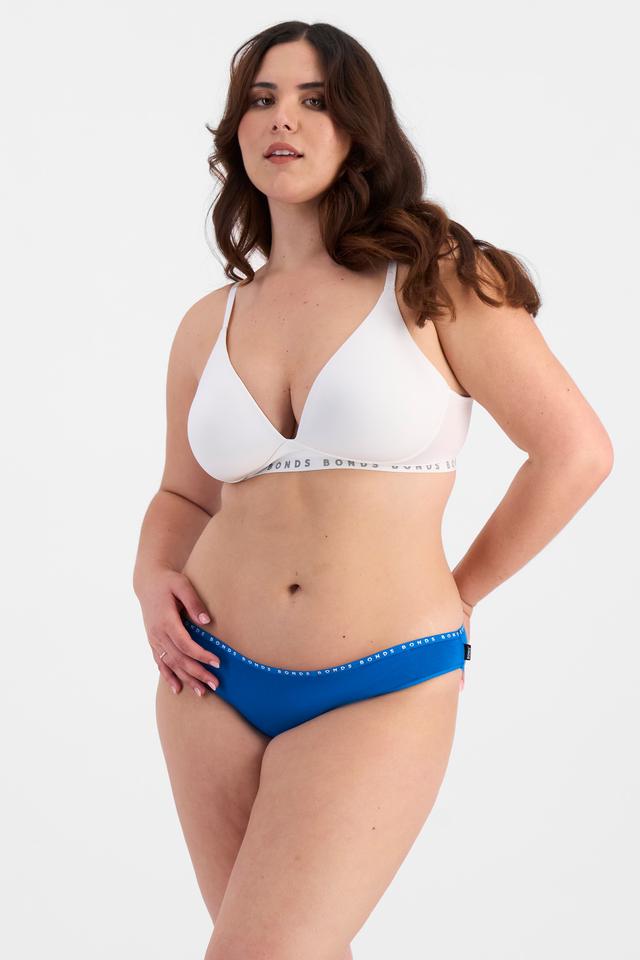 Bella (She/Her) wears size 14 and is 173cm tall with 95cm chest and 77cm waist