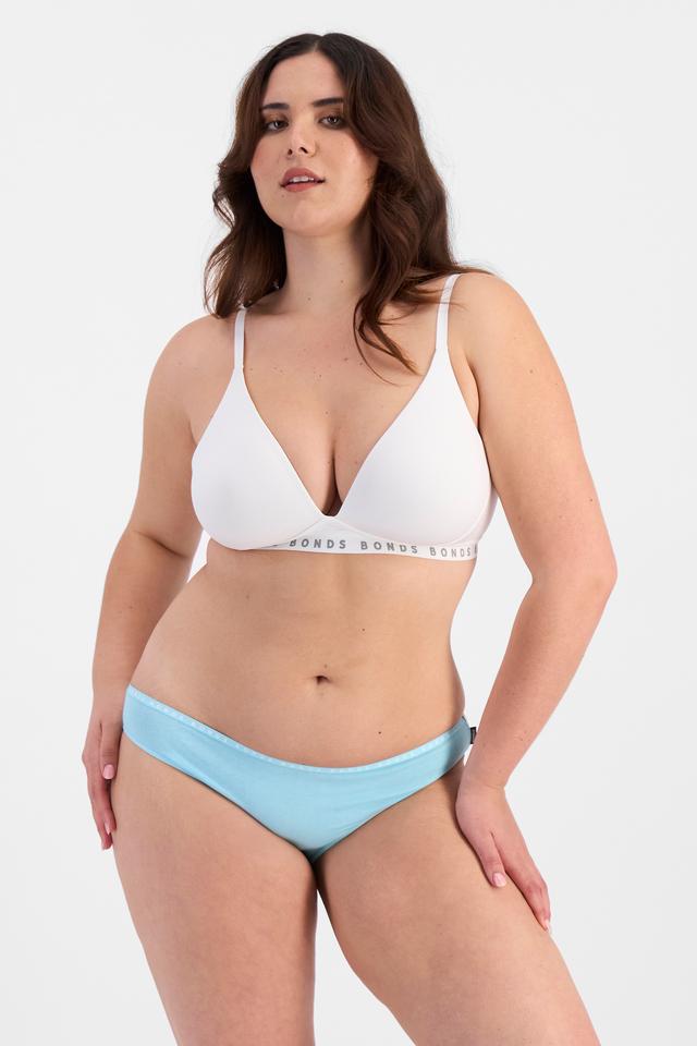 Bella (She/Her) wears size 14 and is 173cm tall with 95cm chest and 77cm waist