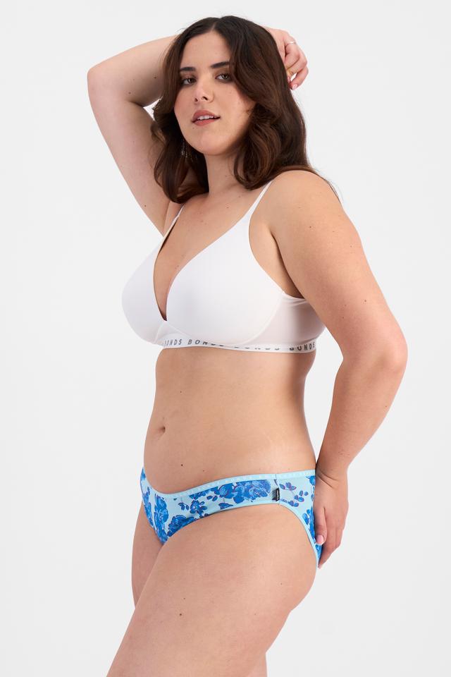 Bella (She/Her) wears size 14 and is 173cm tall with 95cm chest and 77cm waist