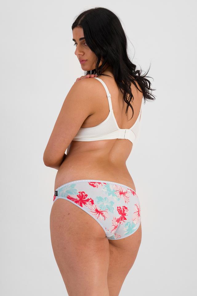 Grace (She/Her) wears size 14 and is 170cm tall with 97.8cm chest and 82.6cm waist