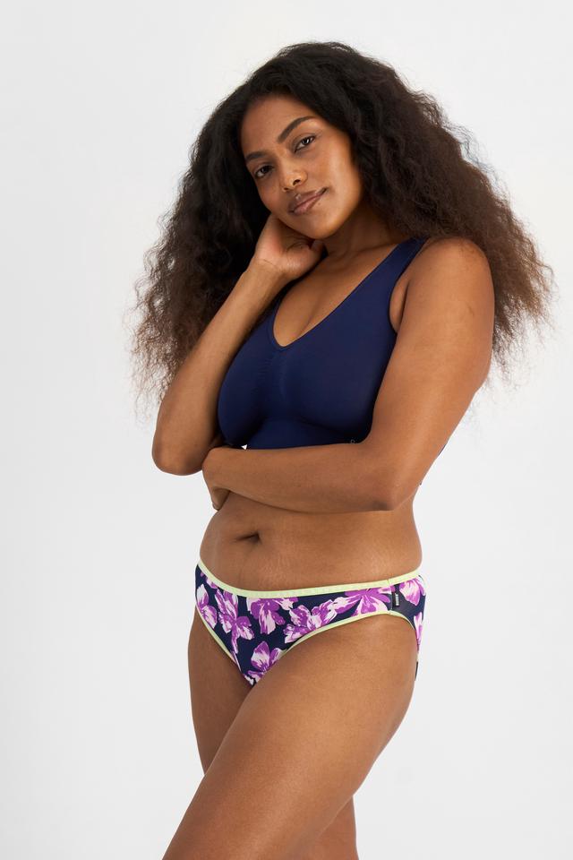 Cassaera (She/Her) wears size 14 and is 180cm tall with 107cm chest and 82cm waist