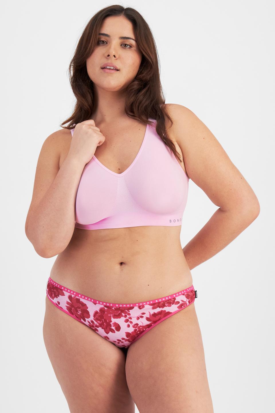 Bella (She/Her) wears size 14 and is 173cm tall with 95cm chest and 77cm waist