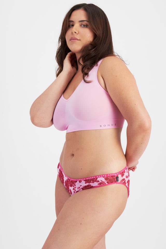 Bella (She/Her) wears size 14 and is 173cm tall with 95cm chest and 77cm waist