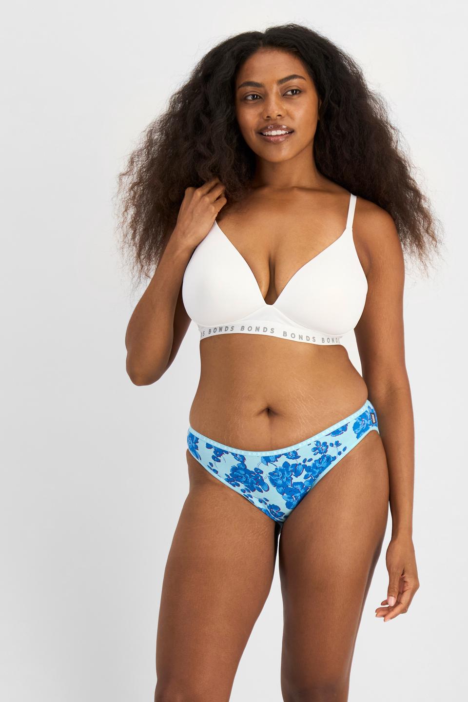 Cassaera (She/Her) wears size 14 and is 180cm tall with 107cm chest and 82cm waist