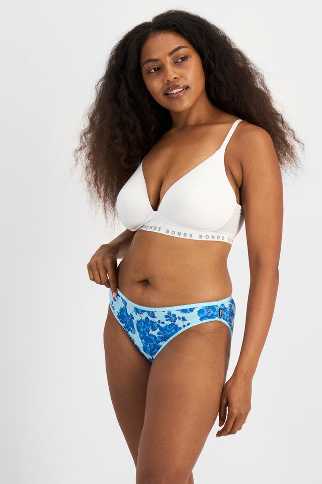 Cassaera (She/Her) wears size 14 and is 180cm tall with 107cm chest and 82cm waist