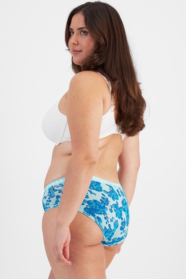 Bella (She/Her) wears size 14 and is 173cm tall with 95cm chest and 77cm waist