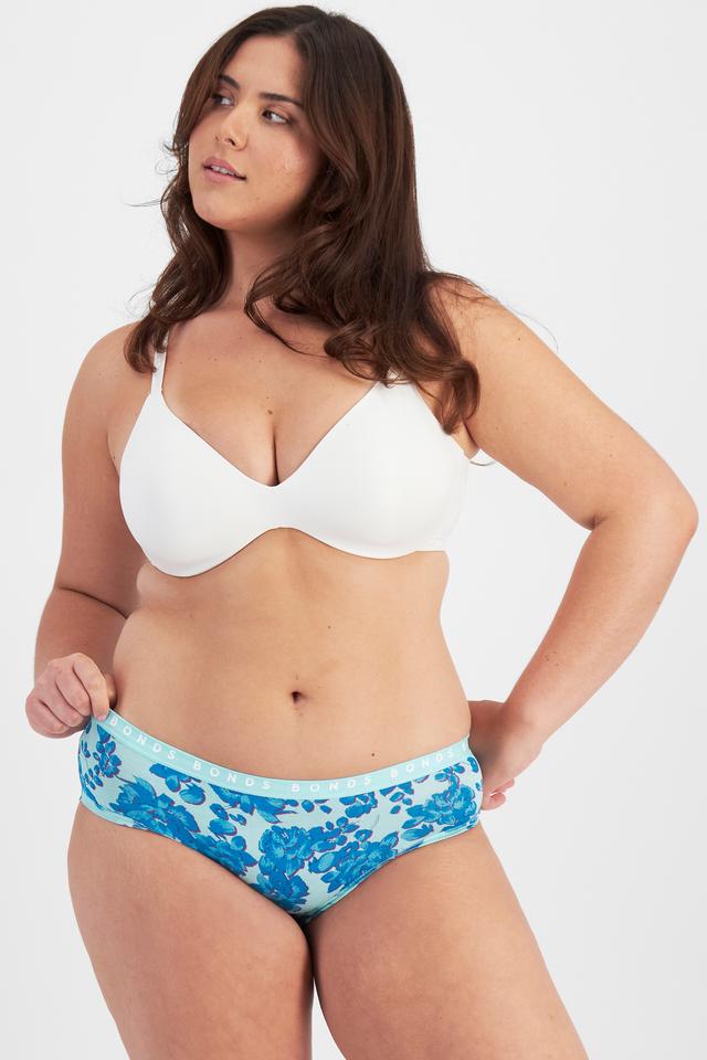 Bella (She/Her) wears size 14 and is 173cm tall with 95cm chest and 77cm waist