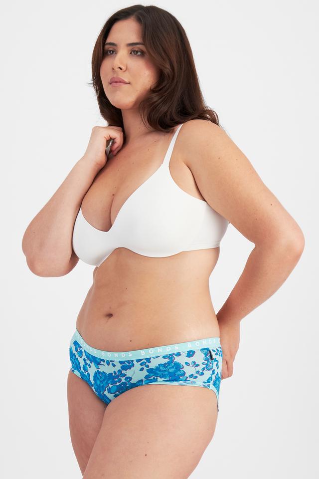 Bella (She/Her) wears size 14 and is 173cm tall with 95cm chest and 77cm waist