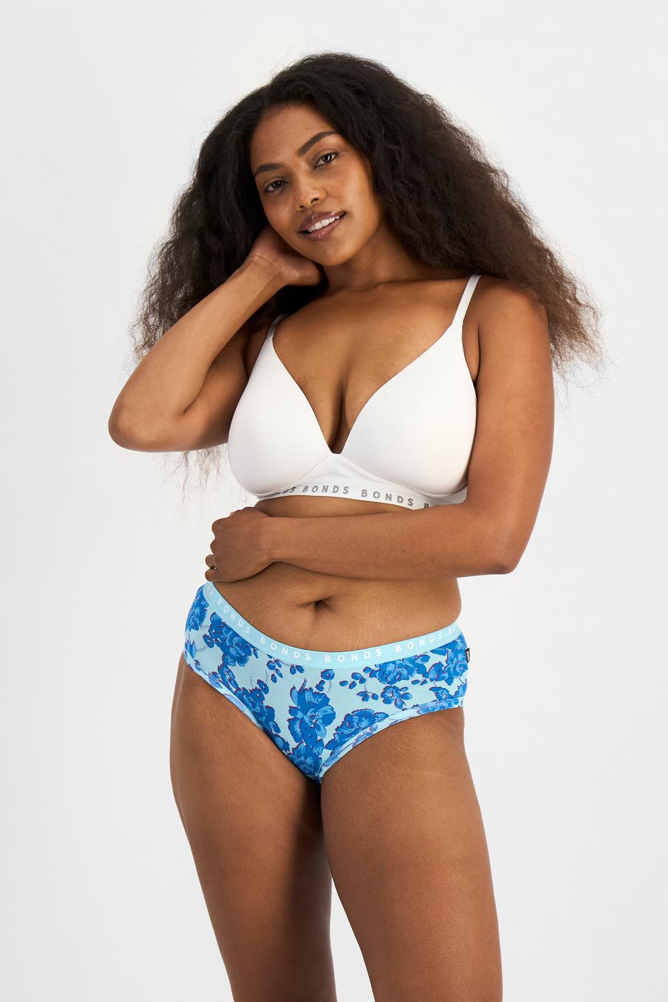 Cassaera (She/Her) wears size 14 and is 180cm tall with 107cm chest and 82cm waist