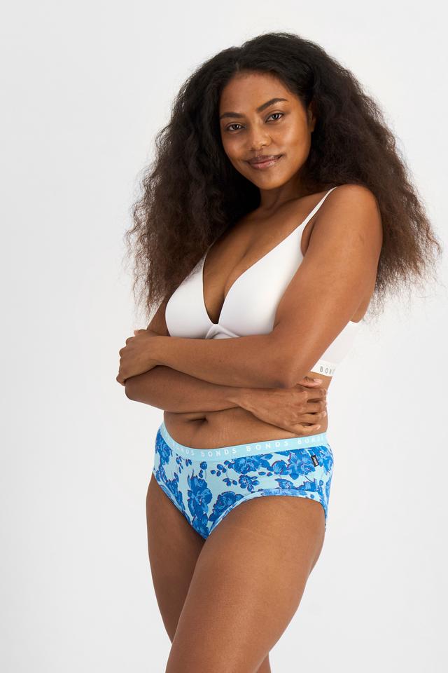 Cassaera (She/Her) wears size 14 and is 180cm tall with 107cm chest and 82cm waist