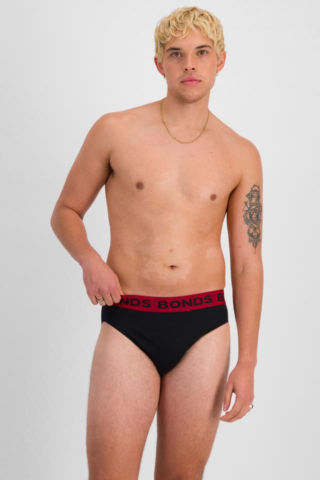 TOBIAS (He/Him) wears size M and is 187cm tall with 93cm chest and 78cm waist