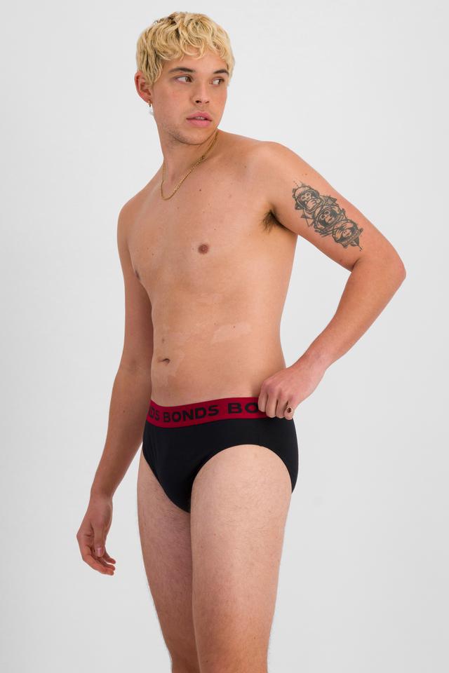 TOBIAS (He/Him) wears size M and is 187cm tall with 93cm chest and 78cm waist