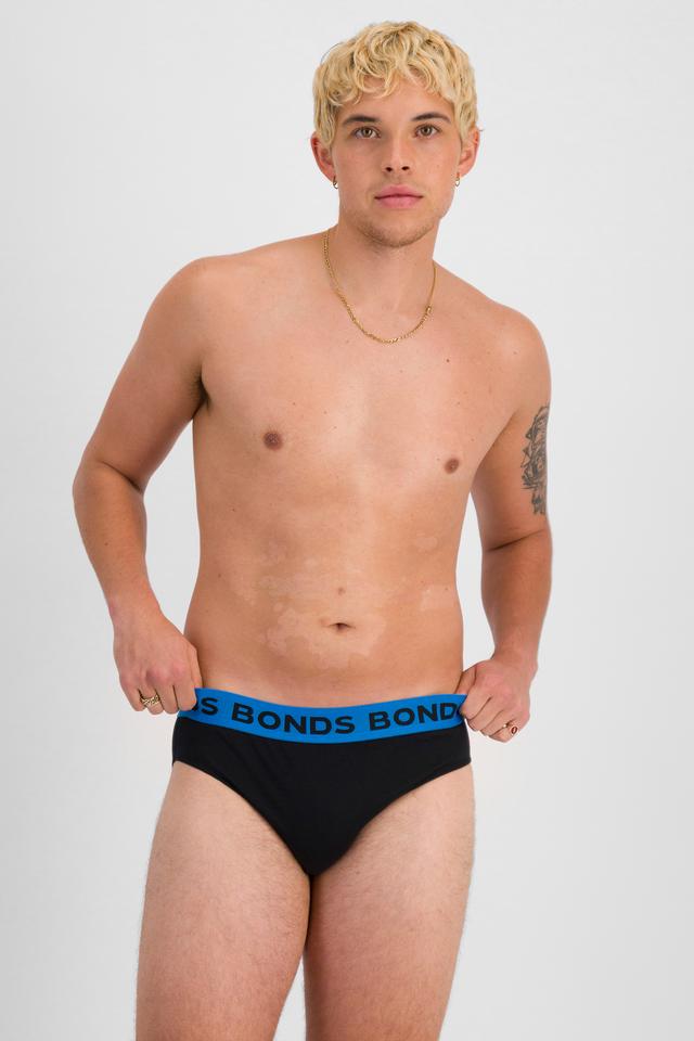 TOBIAS (He/Him) wears size M and is 187cm tall with 93cm chest and 78cm waist