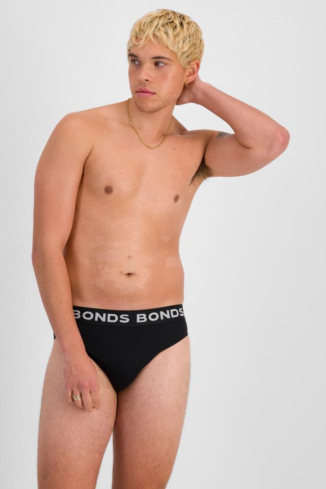 TOBIAS (He/Him) wears size M and is 187cm tall with 93cm chest and 78cm waist