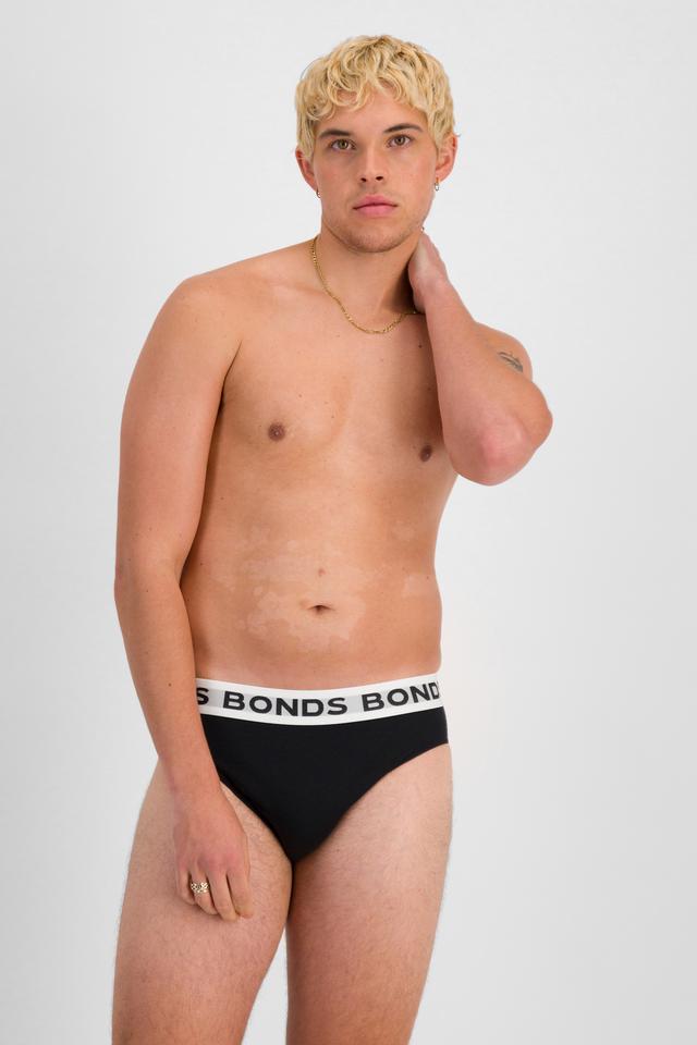 TOBIAS (He/Him) wears size M and is 187cm tall with 93cm chest and 78cm waist