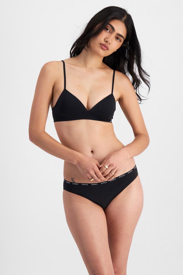 Olivia (She/Her) wears size 10 and is 176cm tall