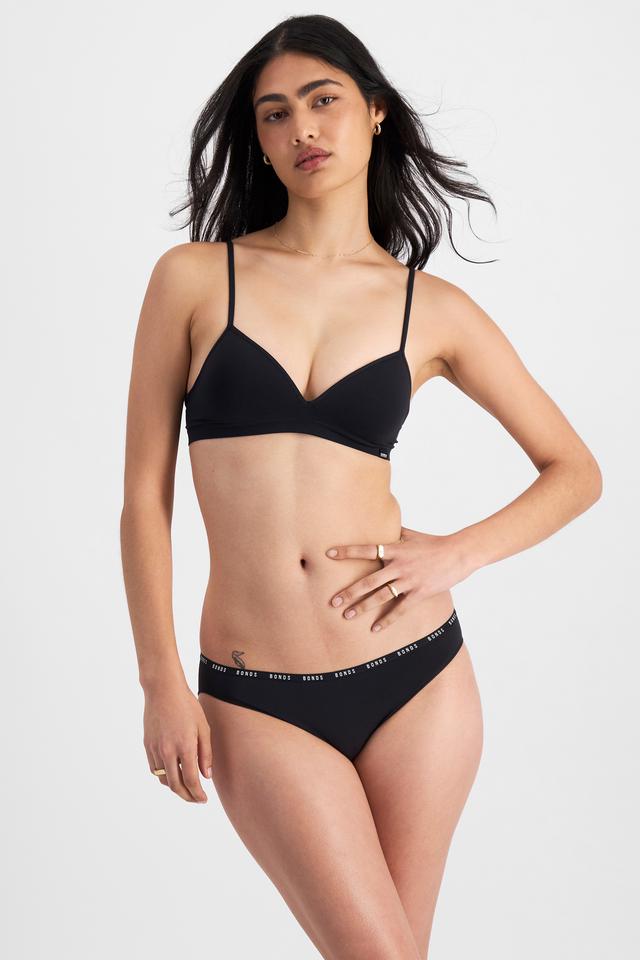 Olivia (She/Her) wears size 10 and is 176cm tall