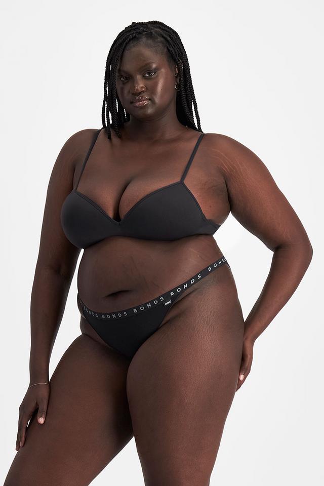 Nyapal (She/Her) wears size 20 and is 182cm tall with 121cm chest and 111cm waist