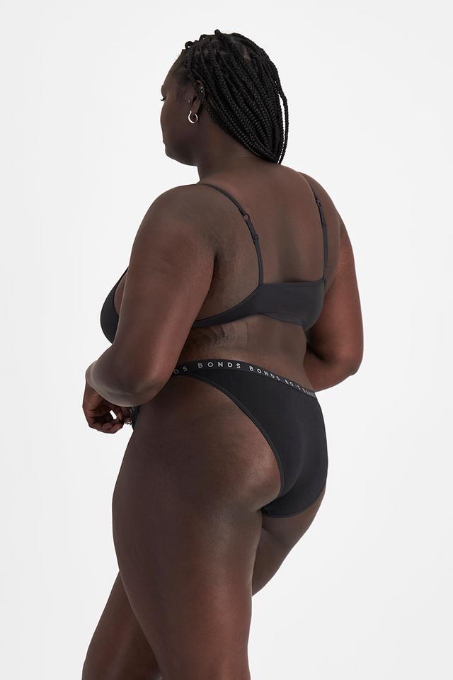 Nyapal (She/Her) wears size 20 and is 182cm tall with 121cm chest and 111cm waist