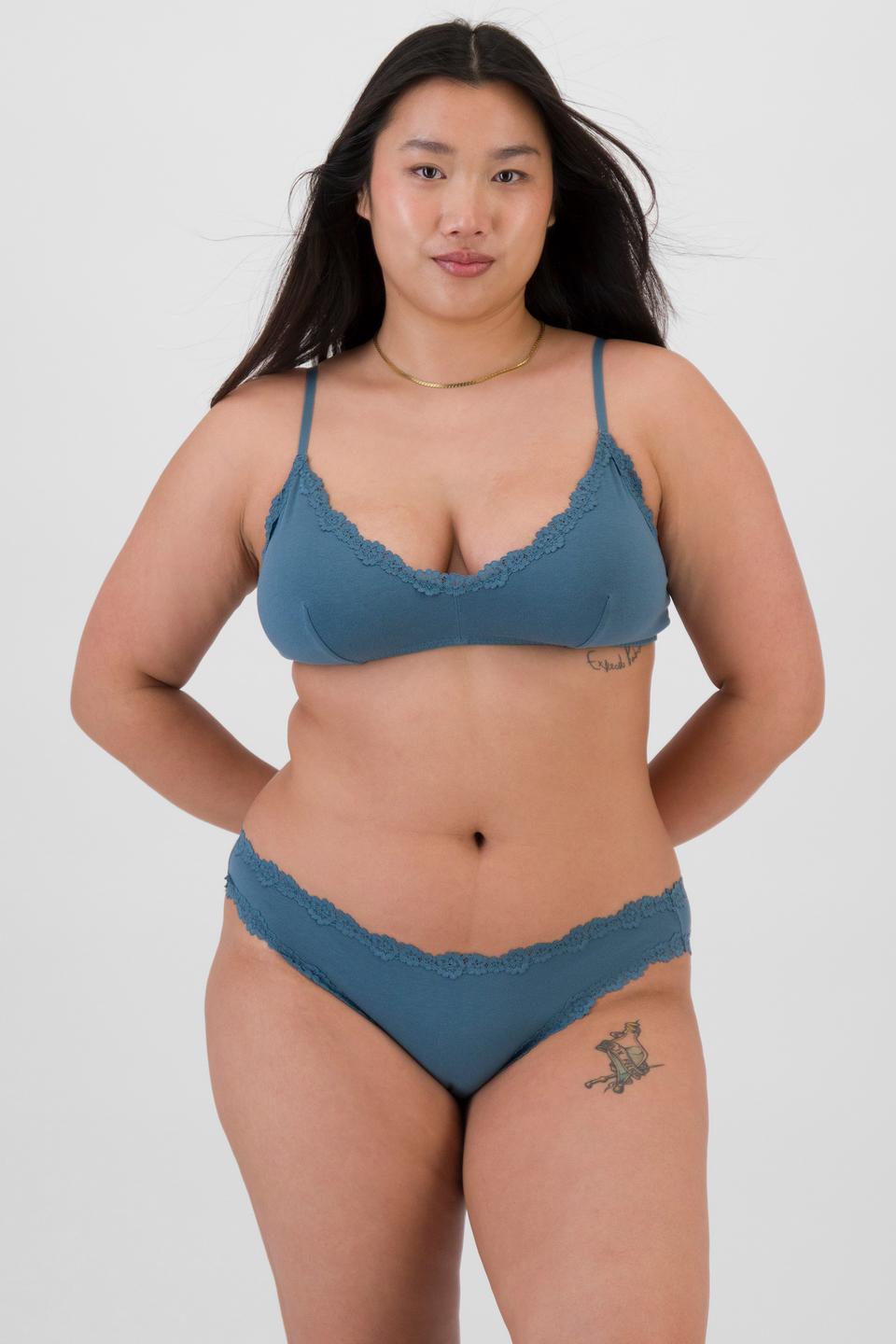 Chloe (She/Her) wears size 14 and is 165cm tall with 95cm chest and 78cm waist