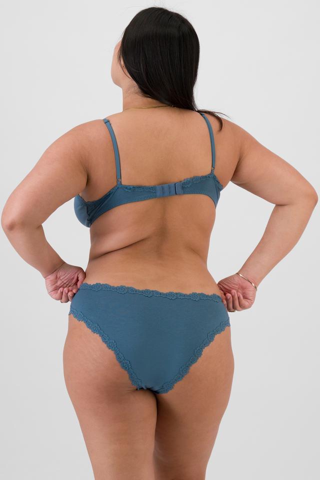 Chloe (She/Her) wears size 14 and is 165cm tall with 95cm chest and 78cm waist