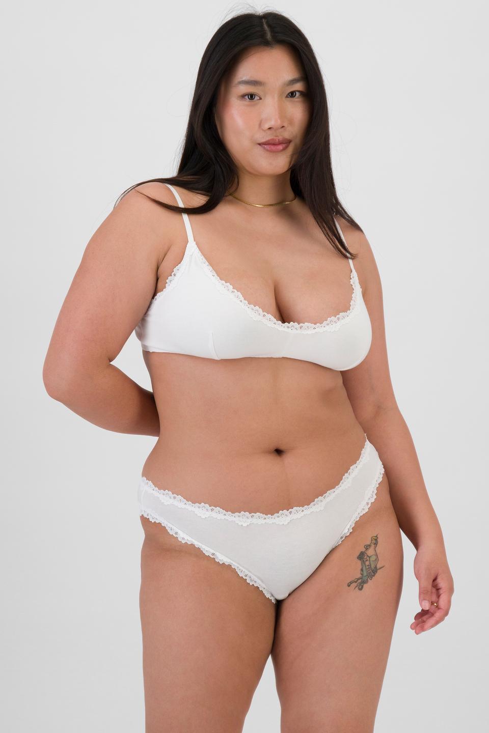 Chloe (She/Her) wears size 14 and is 165cm tall with 95cm chest and 78cm waist